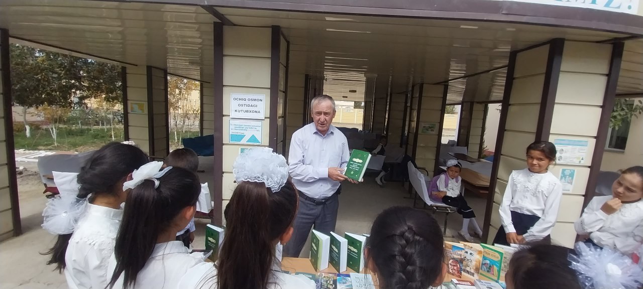 "Ochiq osmon ostida kutubxona" shiori ostida yangi adabiyotlar ko`rgazmasi tashkil qilindi.